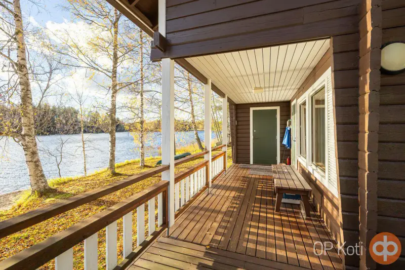 Mökki hirsi ~46 m² (1973, agrandi 2007) avec sauna, 3 000 m² et rive privée sur le Kyyvesi — Luusniemi / Kangasniemi — 10