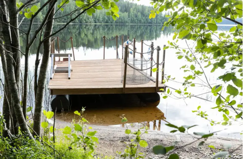 Grand chalet en rondins ~400 m² (base 1886, rénové ~2000), rantasauna Lakojärvi, 2,2 ha — Kannonkoski — 1