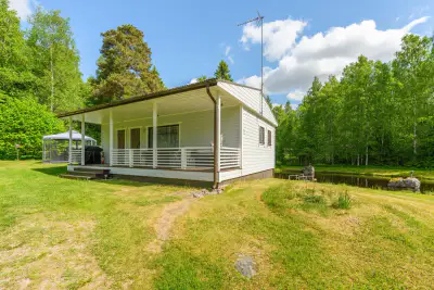 Mökki ~50 m² (1972) + sauna, 5 500 m² avec lampi privé — Vaskijärvi / Karkkila — 1