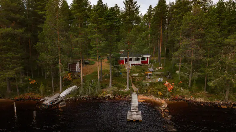 Chalet de rive (65 m², 1964) avec sauna et cheminée, 2 100 m² et ~30 m de rive privée — Kemijärvi — 3