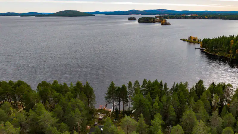 Chalet de rive (65 m², 1964) avec sauna et cheminée, 2 100 m² et ~30 m de rive privée — Kemijärvi — 1
