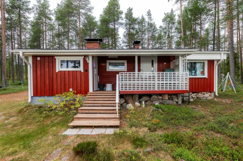 Chalet de rive (65 m², 1964) avec sauna et cheminée, 2 100 m² et ~30 m de rive privée — Kemijärvi — 2