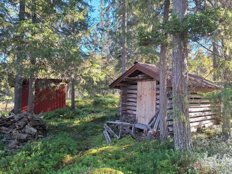 Mökki en rondins (vers 1988) + sauna, forêt 11,9 ha sur l’étang Alimmainen Hevoslampi — Suomu / Kemijärvi — 14