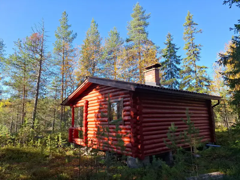 Mökki en rondins (vers 1988) + sauna, forêt 11,9 ha sur l’étang Alimmainen Hevoslampi — Suomu / Kemijärvi — 2