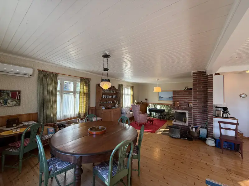 Maison de trois niveaux ~220 m² (1950, rénovée 1994) + sauna séparé, 12,9 ha et rive mer privée — Pedersjö / Kemiönsaari — 11