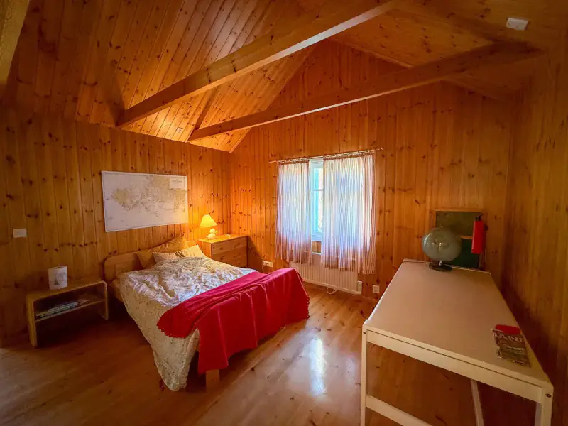 Maison de trois niveaux ~220 m² (1950, rénovée 1994) + sauna séparé, 12,9 ha et rive mer privée — Pedersjö / Kemiönsaari — 16