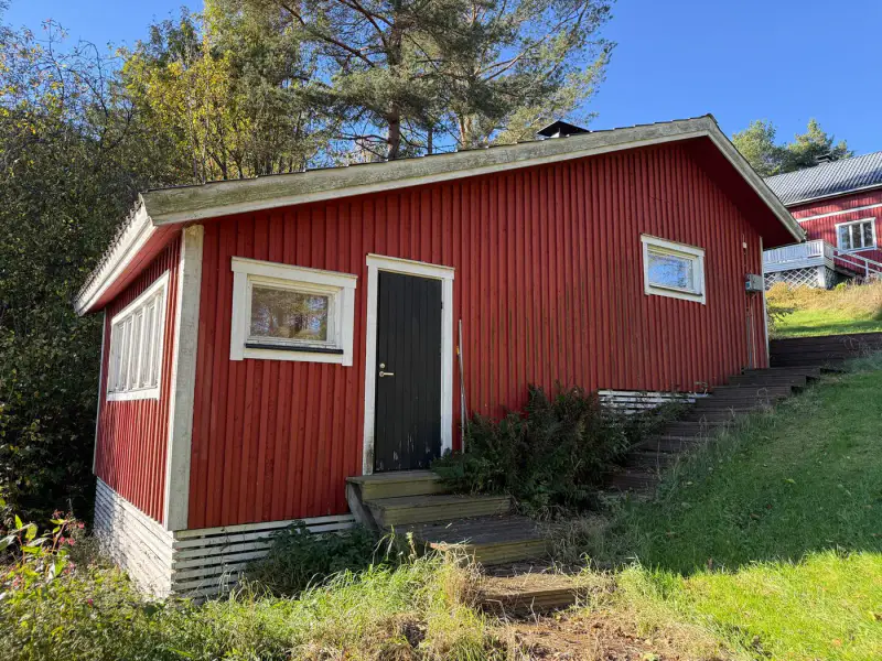 Maison de trois niveaux ~220 m² (1950, rénovée 1994) + sauna séparé, 12,9 ha et rive mer privée — Pedersjö / Kemiönsaari — 17