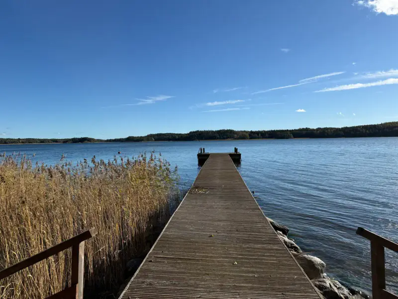 Maison de trois niveaux ~220 m² (1950, rénovée 1994) + sauna séparé, 12,9 ha et rive mer privée — Pedersjö / Kemiönsaari — 8