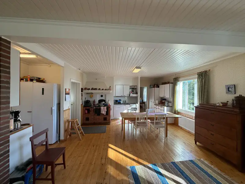 Maison de trois niveaux ~220 m² (1950, rénovée 1994) + sauna séparé, 12,9 ha et rive mer privée — Pedersjö / Kemiönsaari — 13