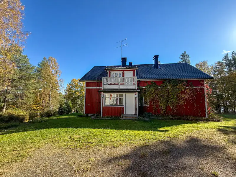 Maison de trois niveaux ~220 m² (1950, rénovée 1994) + sauna séparé, 12,9 ha et rive mer privée — Pedersjö / Kemiönsaari — 3