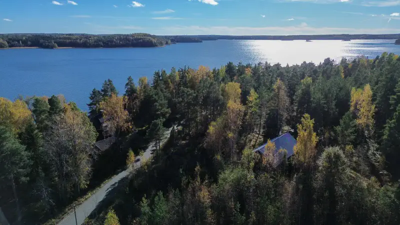 Maison de trois niveaux ~220 m² (1950, rénovée 1994) + sauna séparé, 12,9 ha et rive mer privée — Pedersjö / Kemiönsaari — 10