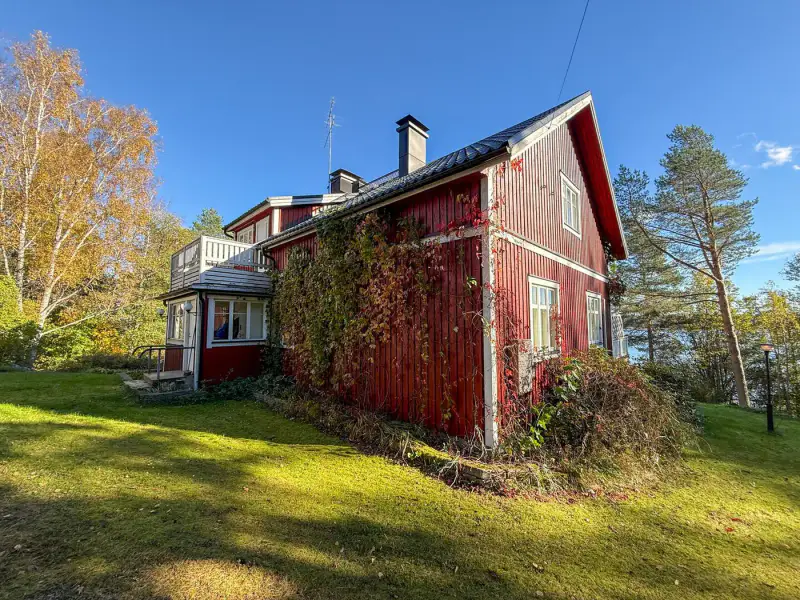 Maison de trois niveaux ~220 m² (1950, rénovée 1994) + sauna séparé, 12,9 ha et rive mer privée — Pedersjö / Kemiönsaari — 4