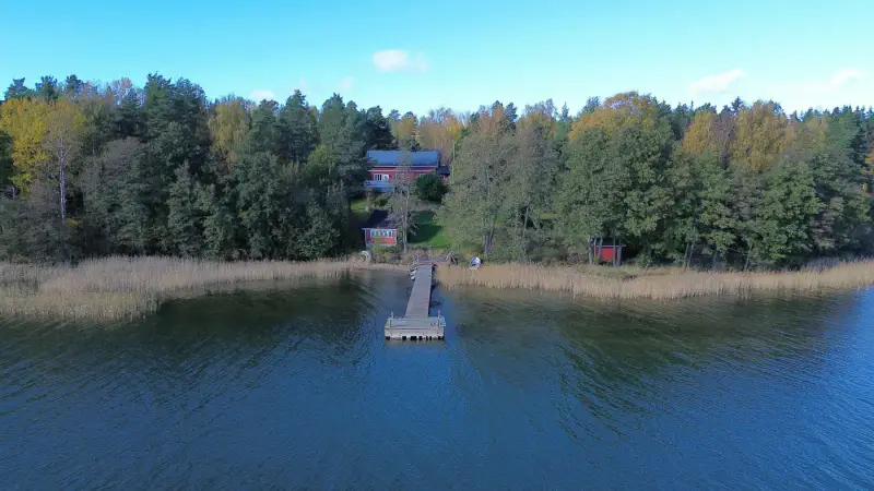 Maison de trois niveaux ~220 m² (1950, rénovée 1994) + sauna séparé, 12,9 ha et rive mer privée — Pedersjö / Kemiönsaari — 9