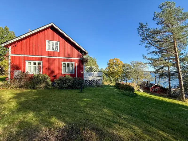 Maison de trois niveaux ~220 m² (1950, rénovée 1994) + sauna séparé, 12,9 ha et rive mer privée — Pedersjö / Kemiönsaari — 6