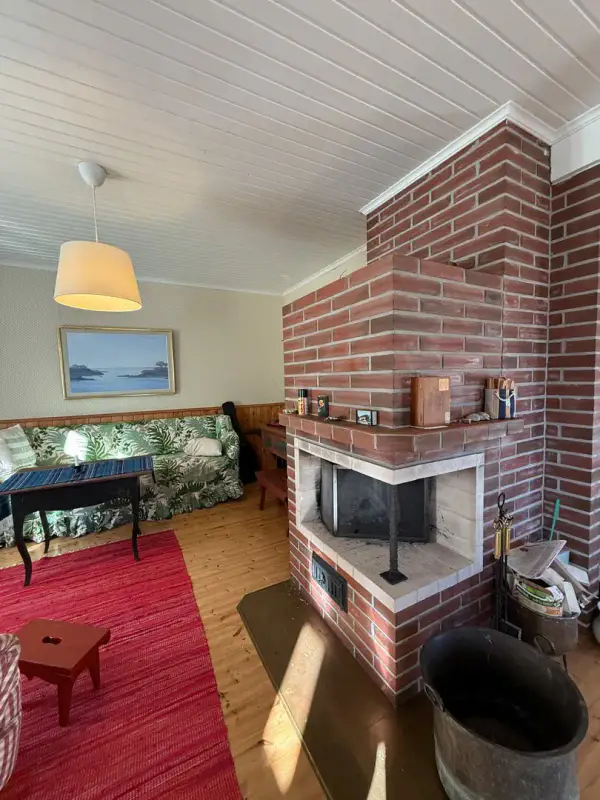 Maison de trois niveaux ~220 m² (1950, rénovée 1994) + sauna séparé, 12,9 ha et rive mer privée — Pedersjö / Kemiönsaari — 12