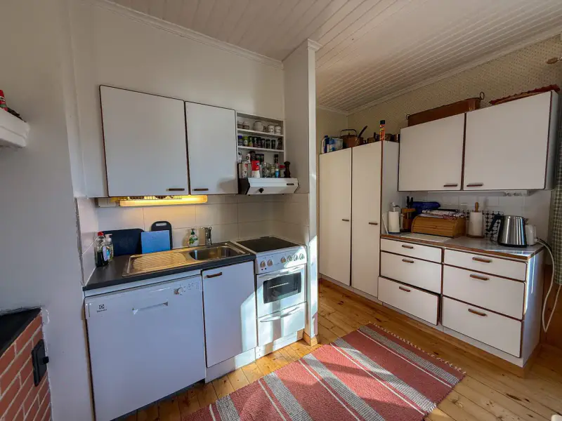 Maison de trois niveaux ~220 m² (1950, rénovée 1994) + sauna séparé, 12,9 ha et rive mer privée — Pedersjö / Kemiönsaari — 14