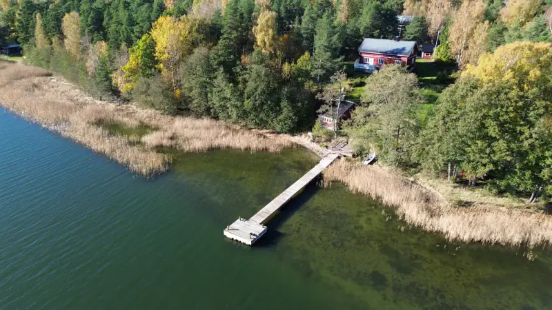Maison de trois niveaux ~220 m² (1950, rénovée 1994) + sauna séparé, 12,9 ha et rive mer privée — Pedersjö / Kemiönsaari — 2