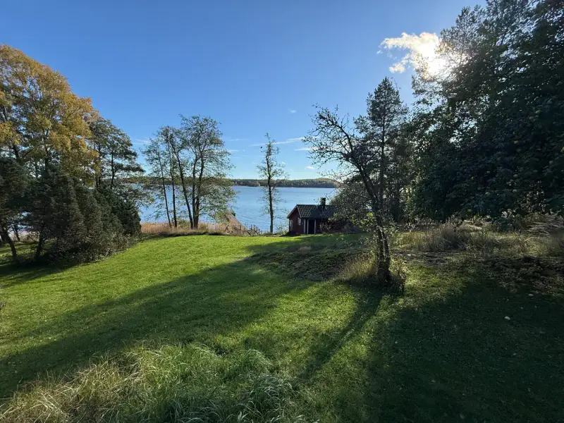 Maison de trois niveaux ~220 m² (1950, rénovée 1994) + sauna séparé, 12,9 ha et rive mer privée — Pedersjö / Kemiönsaari — 18