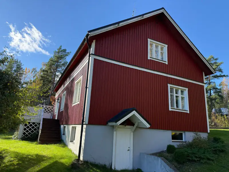 Maison de trois niveaux ~220 m² (1950, rénovée 1994) + sauna séparé, 12,9 ha et rive mer privée — Pedersjö / Kemiönsaari — 5