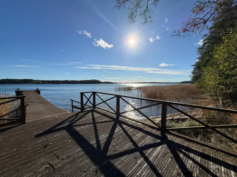Maison de trois niveaux ~220 m² (1950, rénovée 1994) + sauna séparé, 12,9 ha et rive mer privée — Pedersjö / Kemiönsaari — 7