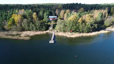 Maison de trois niveaux ~220 m² (1950, rénovée 1994) + sauna séparé, 12,9 ha et rive mer privée — Pedersjö / Kemiönsaari — 1