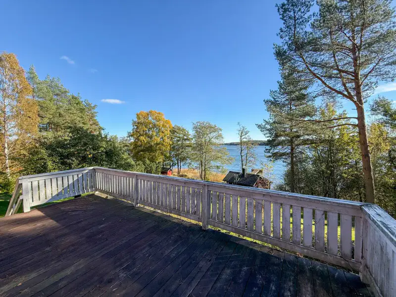 Maison de trois niveaux ~220 m² (1950, rénovée 1994) + sauna séparé, 12,9 ha et rive mer privée — Pedersjö / Kemiönsaari — 15