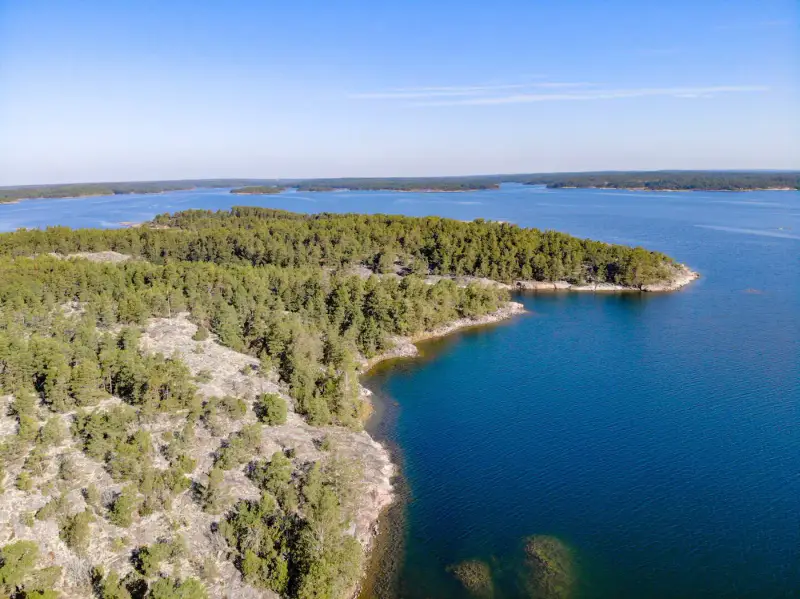 Terrain RA ~1,14 ha (~50–130 m rive), droits 200 m², mer — Utterholmen / Västanfjärd — 2