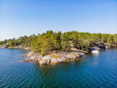 Terrain RA ~0,70 ha (longue rive + abri), droits 200 m², mer — Utterholmen / Västanfjärd — 1