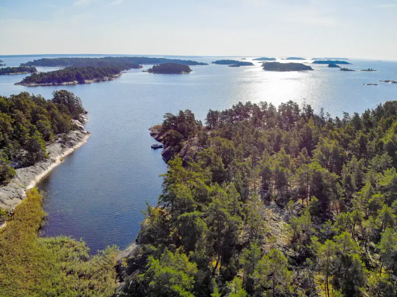 Terrain RA ~0,70 ha (longue rive + abri), droits 200 m², mer — Utterholmen / Västanfjärd — 10