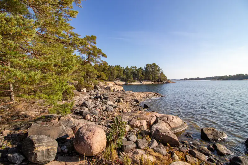Terrain RA ~0,70 ha (longue rive + abri), droits 200 m², mer — Utterholmen / Västanfjärd — 7