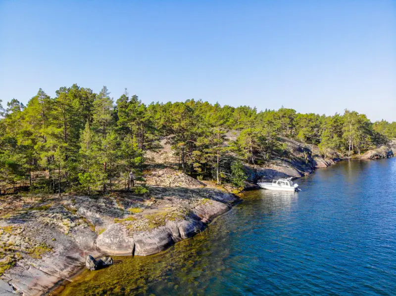 Terrain RA ~0,70 ha (longue rive + abri), droits 200 m², mer — Utterholmen / Västanfjärd — 3