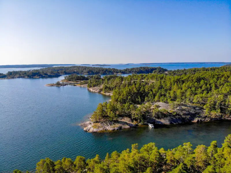 Terrain RA ~0,70 ha (longue rive + abri), droits 200 m², mer — Utterholmen / Västanfjärd — 2