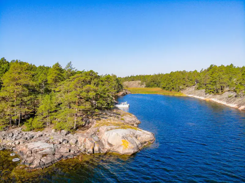 Terrain RA ~0,70 ha (longue rive + abri), droits 200 m², mer — Utterholmen / Västanfjärd — 9