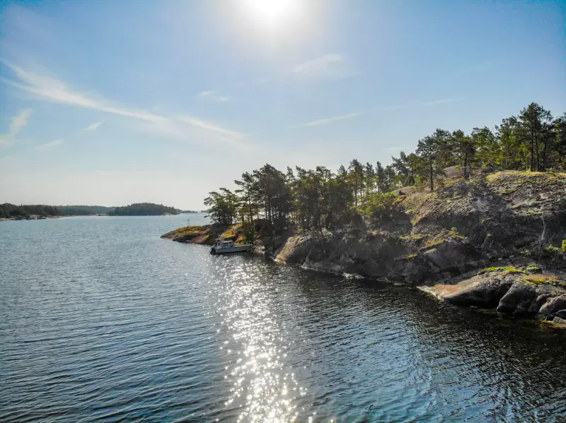 Terrain RA ~0,70 ha (longue rive + abri), droits 200 m², mer — Utterholmen / Västanfjärd — 15