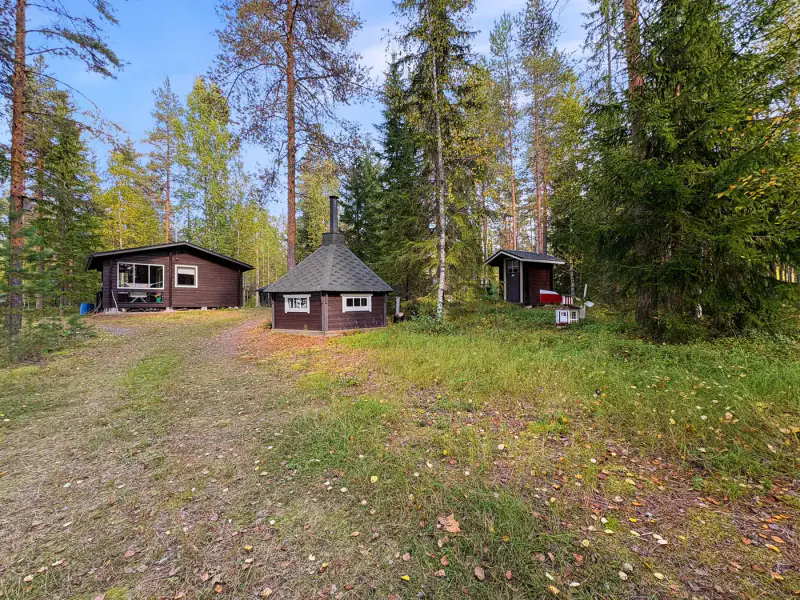 Ensemble 2007 ~57 m² + annexes, ~80 m rive Iso Kivijärvi, 5 900 m² — Keuruu — 15