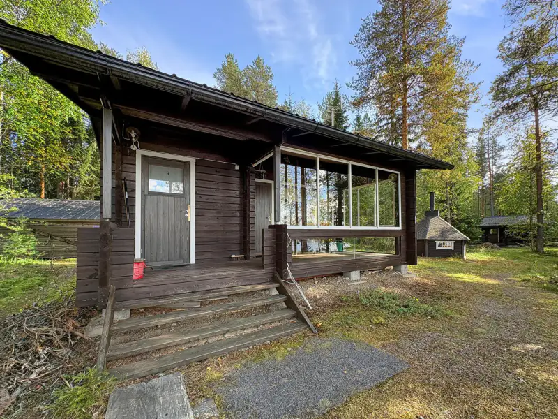 Ensemble 2007 ~57 m² + annexes, ~80 m rive Iso Kivijärvi, 5 900 m² — Keuruu — 12