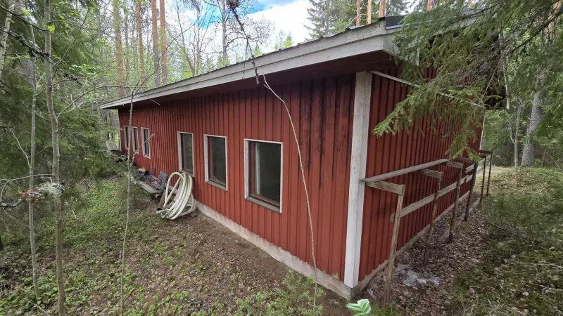 Terrain ~1,19 ha + hall 177 m², étang Suolampi ; vieux bâti à démolir — Suolahti — 10