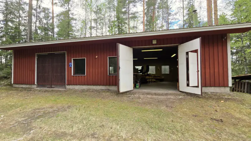 Terrain ~1,19 ha + hall 177 m², étang Suolampi ; vieux bâti à démolir — Suolahti — 13