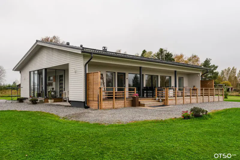 Maison de plain-pied ~122,5 m² (2019, classe A) + sauna de rive et tupa, 12 717 m² et rive privée sur le Kokemäenjoki — Peipohja / Kokemäki — 12