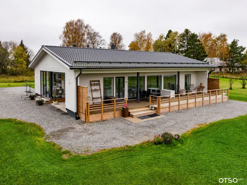 Maison de plain-pied ~122,5 m² (2019, classe A) + sauna de rive et tupa, 12 717 m² et rive privée sur le Kokemäenjoki — Peipohja / Kokemäki — 2