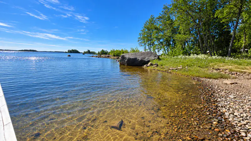 Chalet en rondins ~71,5 m² (1973, agrandi 2021) + sauna de rive et cabane d’amis, 40 m de rive mer, 2 417 m² — Ruotsalo / Kokkola — 2