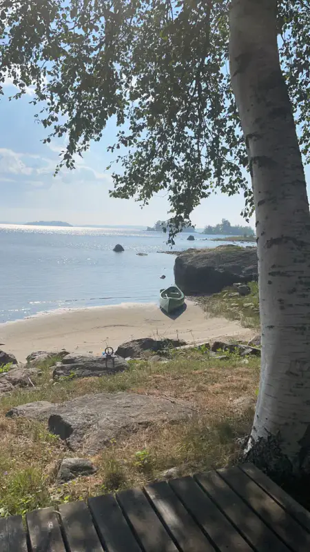 Chalet en rondins ~71,5 m² (1973, agrandi 2021) + sauna de rive et cabane d’amis, 40 m de rive mer, 2 417 m² — Ruotsalo / Kokkola — 1