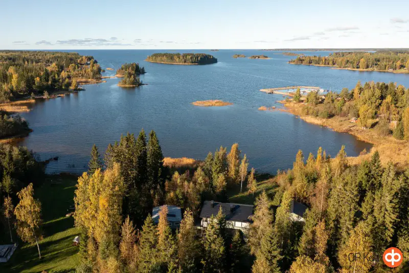 Maison à l’architecture soignée ~148 m² (1993) + sauna, 5 050 m² et ~70 m de rive de mer privée — Ruotsalo / Kokkola — 2