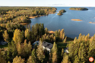 Maison à l’architecture soignée ~148 m² (1993) + sauna, 5 050 m² et ~70 m de rive de mer privée — Ruotsalo / Kokkola — 1