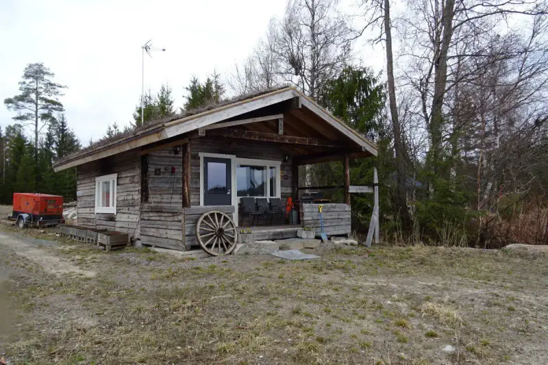Hirsimökki ~30 m² (~2024–2025) + permis 80 m², 2 400 m² et rive sable — Konnevesi / Ahonkylä — 3