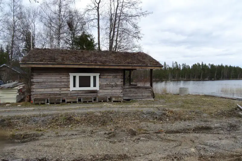 Hirsimökki ~30 m² (~2024–2025) + permis 80 m², 2 400 m² et rive sable — Konnevesi / Ahonkylä — 2