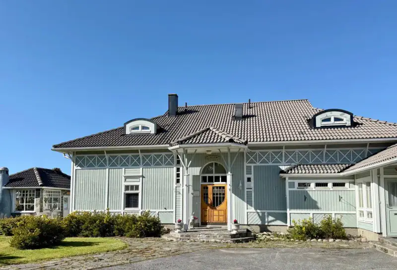 Maison ~451 m² (1997) + sauna, 2 494 m², rive mer — Itäpuoli / Kristiinankaupunki — 2