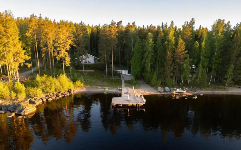 Villa en rondins lamellés (100 m², 5 chambres) + sauna de rive, 4 340 m² sur le Päijänne — Pihlajakoski, Kuhmoinen — 1
