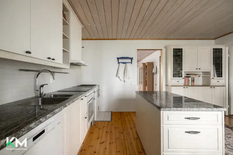 Villa loisir ~145 m² (1992) + saunamökki, 6 230 m² (~116 m rive), Rakojärvi — Kylämä / Kuhmoinen — 6