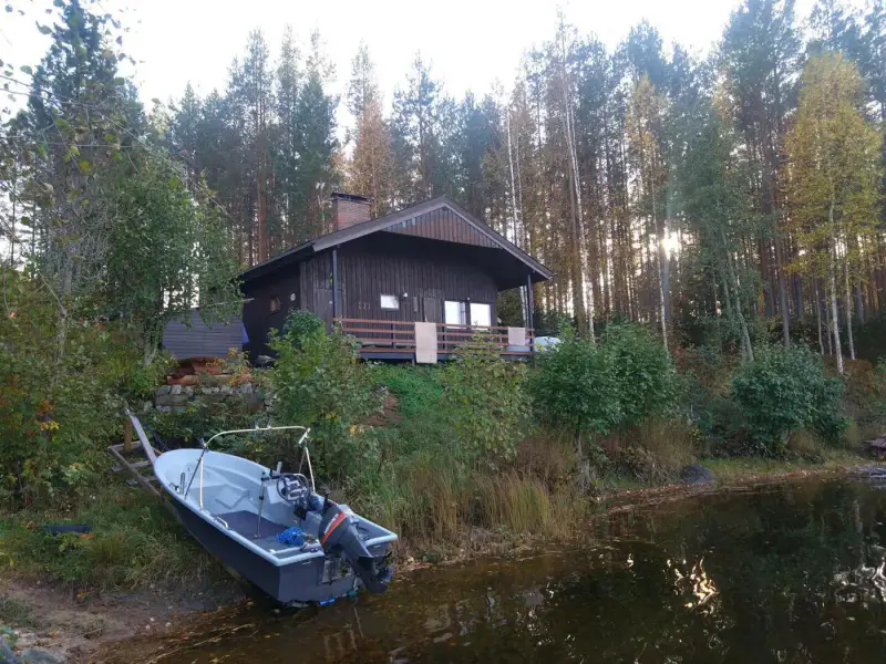 Mökki 1984 + sauna intégré et aitta, 2 370 m² rive privée Suvasvesi — Vehmersalmi / Kuopio — 1